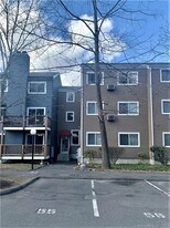 14 Newtown Rd in Danbury, CT - Building Photo