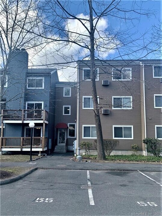 14 Newtown Rd in Danbury, CT - Building Photo