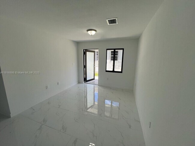 901 NW 99th St, Unit 901 in Miami, FL - Building Photo - Building Photo