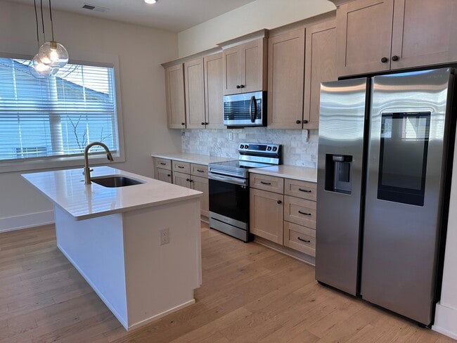 136 McCowat St, Unit A in Jackson, TN - Foto de edificio - Building Photo