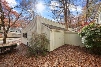 27 Farmington Chase Crescent in Farmington, CT - Building Photo - Building Photo