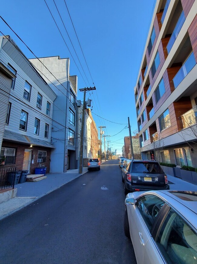 64 Newkirk St Apartments and Nearby Jersey City Apartments For Rent