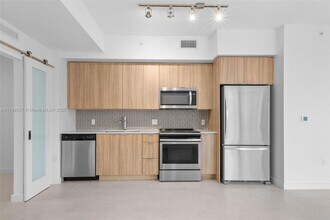 2150 N Bayshore Dr, Unit 0203 in Miami, FL - Building Photo - Building Photo
