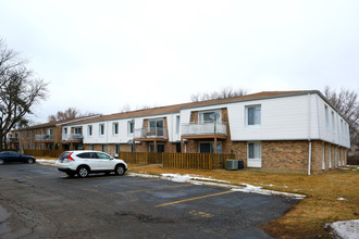 King's Walk Condominiums in Rolling Meadows, IL - Building Photo - Building Photo