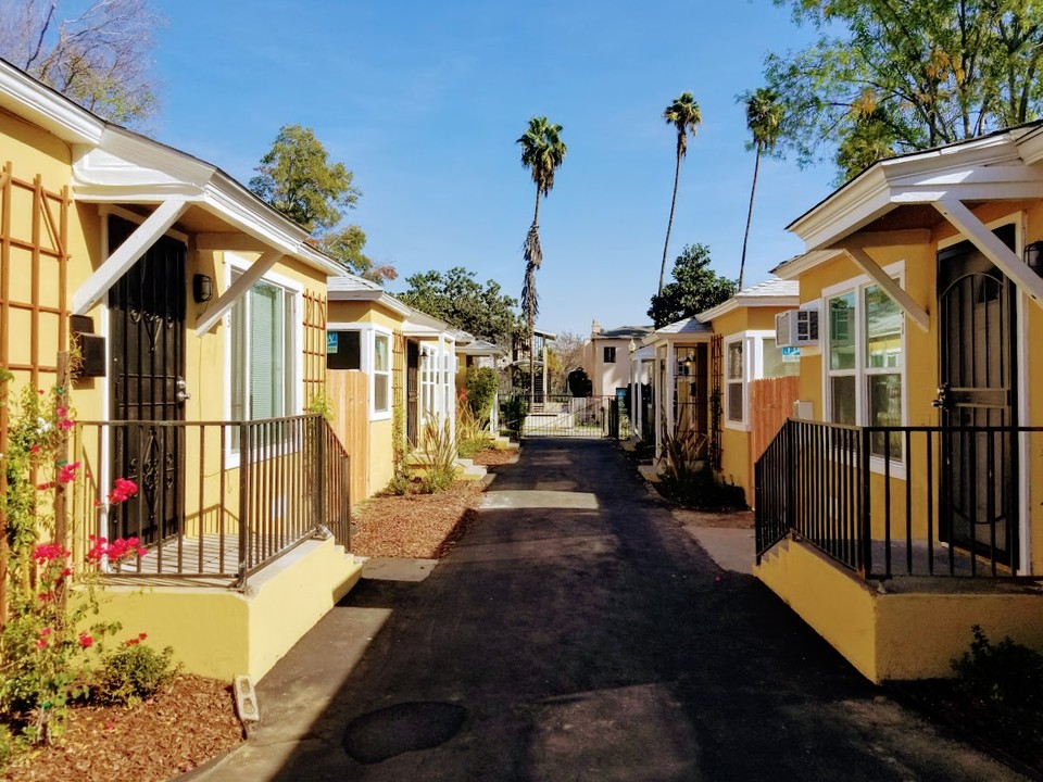 837 N El Molino Ave in Pasadena, CA - Building Photo