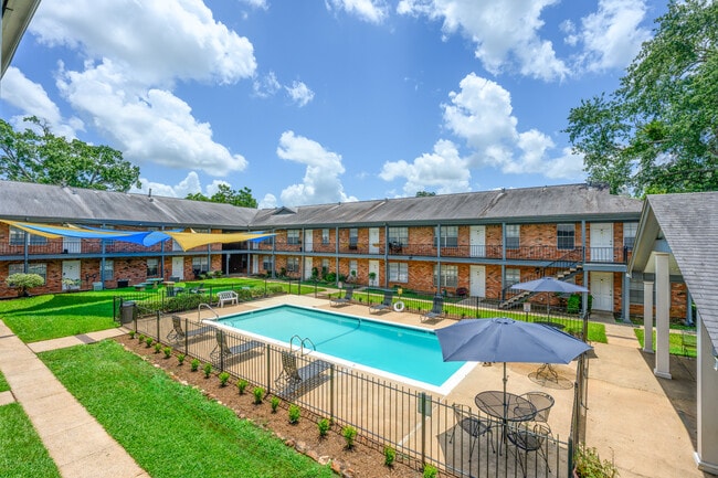 The Colonial Apartments in Nacogdoches, TX - Building Photo - Building Photo