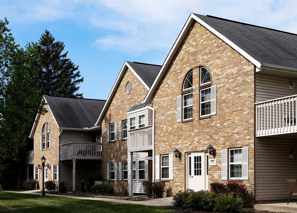 Deer Creek Run Apartments in New Berlin, WI - Building Photo