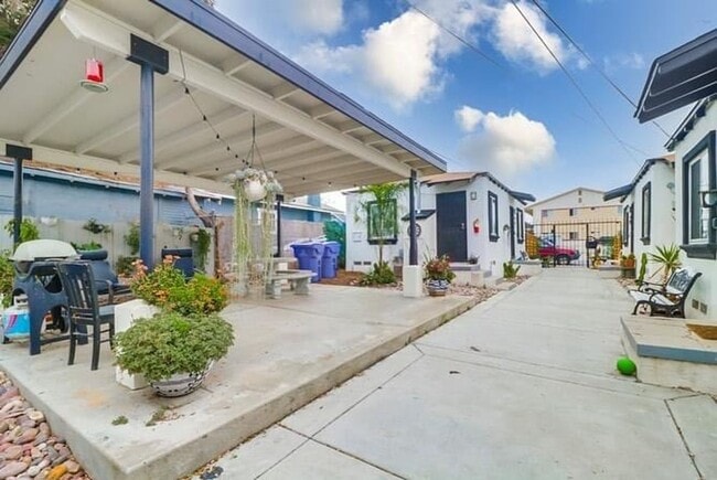 4065 - 4071 Chamoune Avenue in San Diego, CA - Foto de edificio - Building Photo