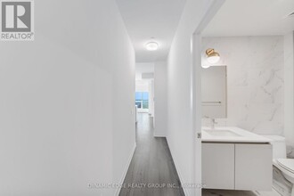 405-405 Dundas St W in Oakville, ON - Building Photo - Building Photo