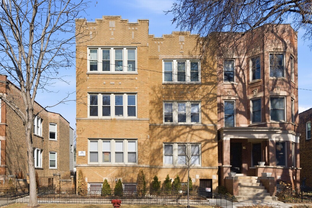 1928 W Addison St in Chicago, IL - Building Photo