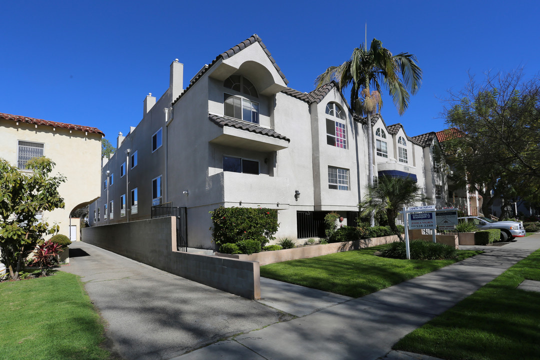 Camarillo Court Apartments in North Hollywood, CA - Building Photo