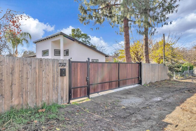 7347 Cross Dr in Citrus Heights, CA - Building Photo - Building Photo