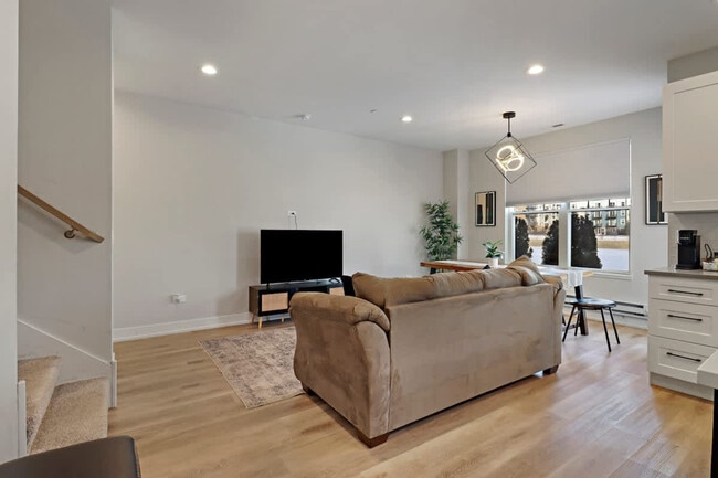 28415 Torch Pkwy, Unit SI ID1502222P in Warrenville, IL - Foto de edificio - Building Photo