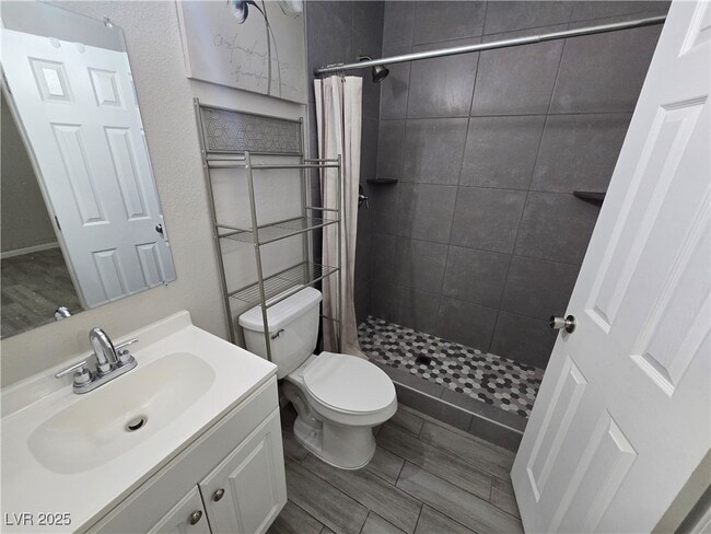 7016 Hurricane Way in Las Vegas, NV - Building Photo - Building Photo