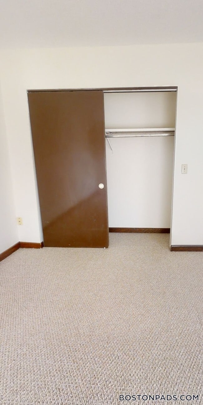 376 Sunderland Rd in Worcester, MA - Building Photo - Building Photo