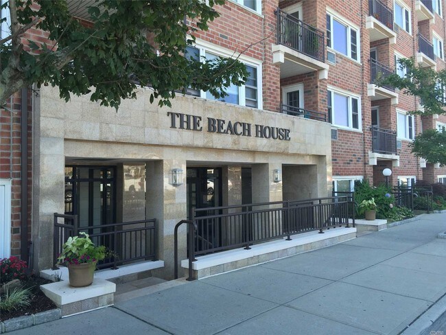 740 E Broadway-Unit -2H in Long Beach, NY - Building Photo - Building Photo