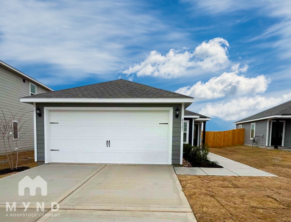 8321 Wibaux Rd in Ponder, TX - Building Photo