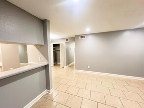 7200 Clarewood Dr in Houston, TX - Building Photo - Building Photo
