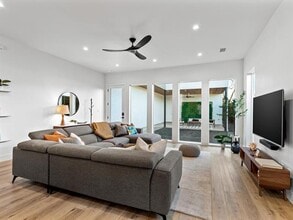 401 Martinique Ave in Dallas, TX - Building Photo - Building Photo