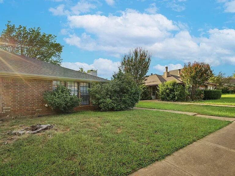 2812 Springhaven Ct in Bedford, TX - Building Photo