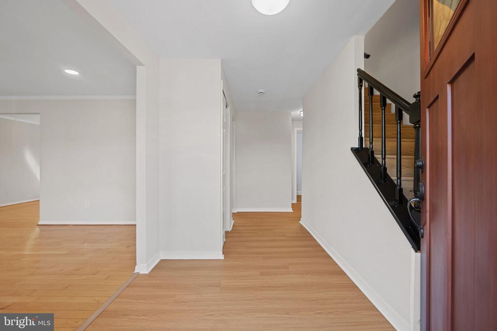3301 Fallowfield Dr in Falls Church, VA - Building Photo