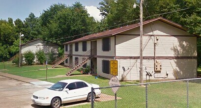 705 Clifford St in Center, TX - Building Photo - Building Photo