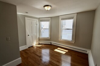 4 Sheridan St, Unit 2 in Lynn, MA - Foto de edificio - Building Photo