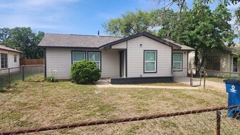 606 Crockett St in Pleasanton, TX - Building Photo