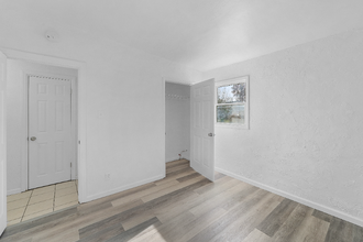 305 E 5th St in Cahokia Heights, IL - Foto de edificio - Building Photo