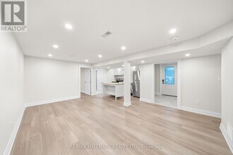 304 East Ave in Toronto, ON - Building Photo - Building Photo