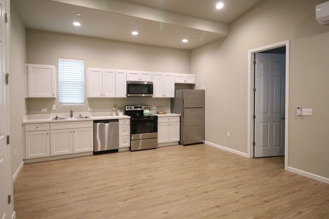 6010 E Sussex Way in Fresno, CA - Building Photo - Building Photo