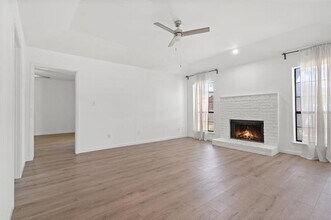 1401 Landmark Ct in Irving, TX - Foto de edificio - Building Photo