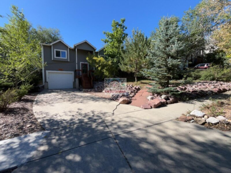 655 W Monument St in Colorado Springs, CO - Building Photo