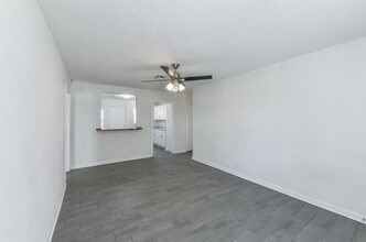 8229 Carolwood Dr in Houston, TX - Foto de edificio - Building Photo