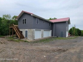 178 Mockingbird Way in East Stroudsburg, PA - Building Photo