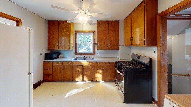 2144 Sunset Dr in Ames, IA - Building Photo - Building Photo