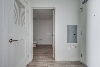 Crenshaw Lofts in Los Angeles, CA - Foto de edificio - Building Photo