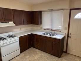 302 S John St in Thomasboro, IL - Building Photo