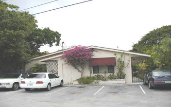 615-623 NE 29th Dr in Wilton Manors, FL - Building Photo - Building Photo