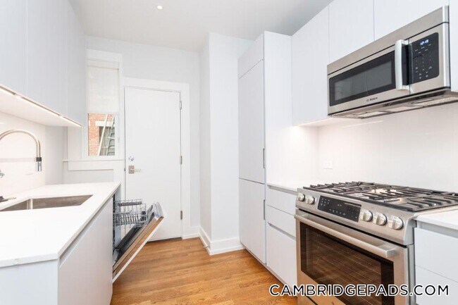 17 Forest St in Cambridge, MA - Building Photo - Building Photo