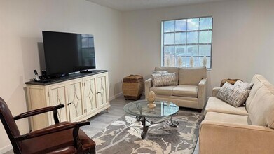 5195 Europa Dr, Unit H in Boynton Beach, FL - Foto de edificio - Building Photo