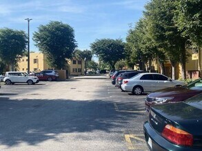 666 NW 114th Ave in Miami, FL - Building Photo - Building Photo