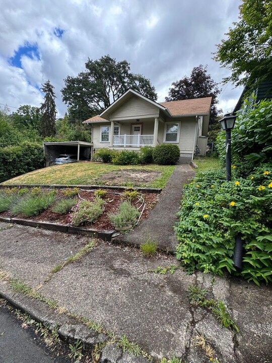 845 SE Glenn St in Roseburg, OR - Building Photo