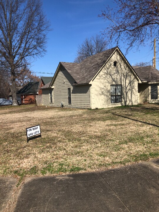 7498 Wheatfield Dr in Memphis, TN - Building Photo
