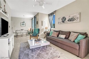 1200 Reserve Way in Naples, FL - Building Photo