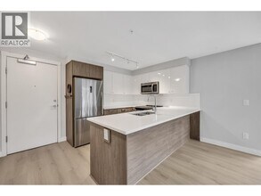 2525 Clarke St in Port Moody, BC - Building Photo - Building Photo