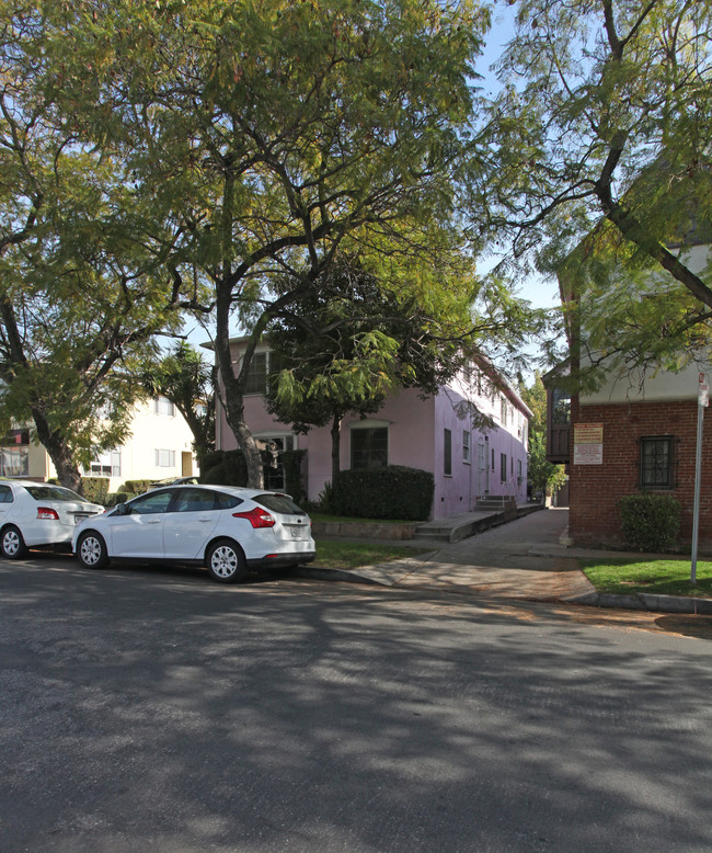 1652 Rodney Dr in Los Angeles, CA - Foto de edificio - Building Photo