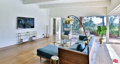 2042 Linda Flora Dr in Los Angeles, CA - Building Photo - Building Photo