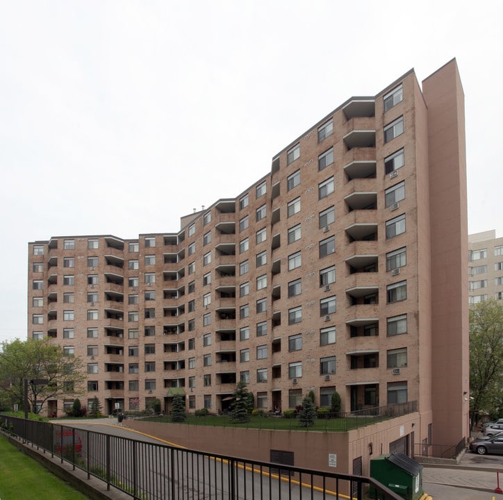 260 Davis Dr in Newmarket, ON - Building Photo