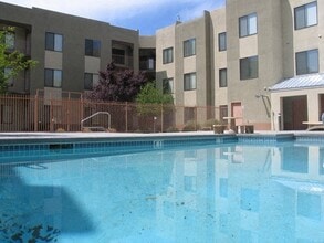 Casa de Sierra Senior Apartments in Albuquerque, NM - Foto de edificio - Building Photo